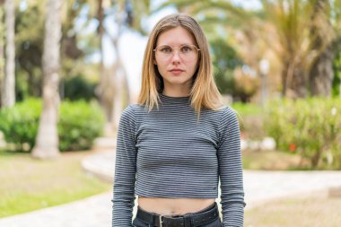 Açık havada gözlüklü genç sarışın kadın. Portre