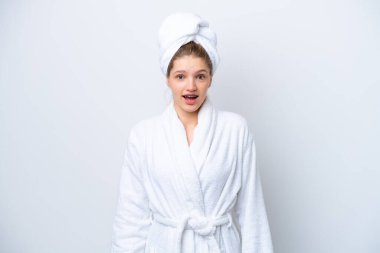 Bornozlu genç bir Rus kız beyaz arka planda yalıtılmış ve yüzünde sürpriz bir ifade var.