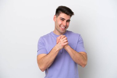 Beyaz arka planda izole edilmiş genç beyaz adam gülüyor.