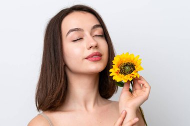 Beyaz arka planda izole edilmiş genç Ukraynalı bir kadın elinde bir ayçiçeği tutuyor. Portreyi kapat