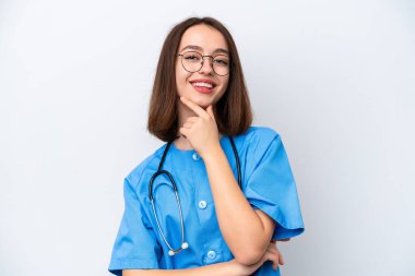 Genç hemşire Ukraynalı bir kadın beyaz arka planda gözlüklü ve gülümseyen