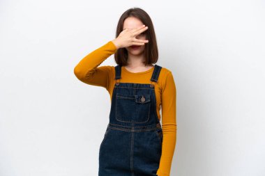 Genç Ukraynalı bir kadın beyaz arka planda izole edilmiş, gözleri kapalı ve gülümsüyor.