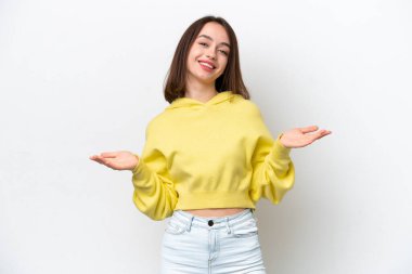 Genç Ukraynalı kadın beyaz arka planda izole edilmiş mutlu ve gülümsüyor.