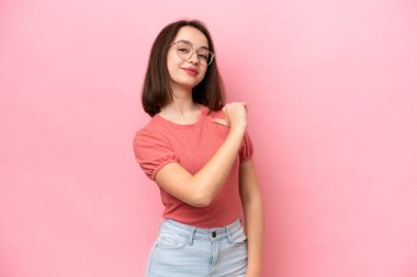 Genç Ukraynalı kadın pembe arka planda soyutlanmış gururlu ve kendini beğenmiş