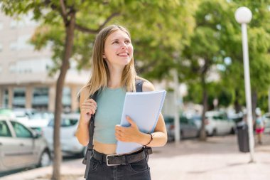 Açık havada, Sarışın genç kadın