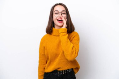 Beyaz arka planda izole edilmiş genç Ukraynalı kadın ağzı açık bağırıyor.