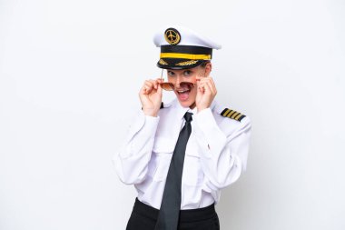 Beyaz arka planda gözlüklü ve şaşırmış Kafkas pilot kadın.
