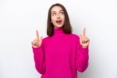 Beyaz arka planda izole edilmiş genç Ukraynalı kadın şaşırmış ve işaret ediyor