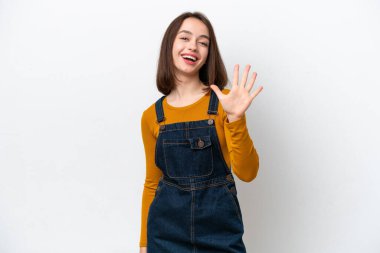 Beyaz arka planda izole edilmiş genç Ukraynalı kadın parmaklarıyla beşi sayıyor