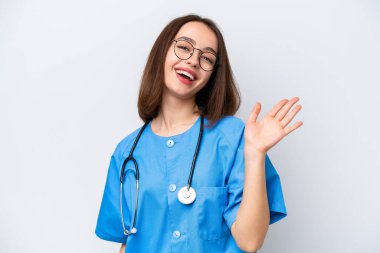 Genç hemşire Ukraynalı kadın, beyaz arka planda izole edilmiş, mutlu bir ifadeyle selamlanıyor.