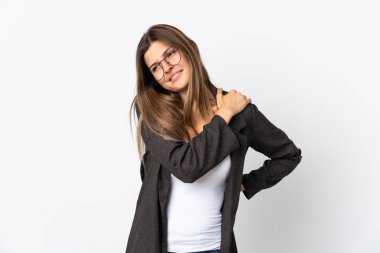 İş slovak kadın beyaz arka planda izole edildi omuz ağrısı çektiği için çaba sarf ettiği için