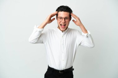 Rus iş adamı beyaz arka planda sürpriz bir ifadeyle izole edildi