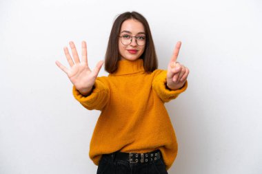 Beyaz arka planda izole edilmiş genç Ukraynalı kadın parmakları olan altı kişi saydım.