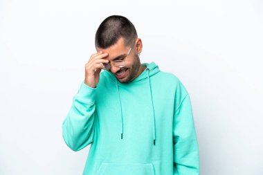 Beyaz arka planda izole edilmiş genç beyaz adam gülüyor.