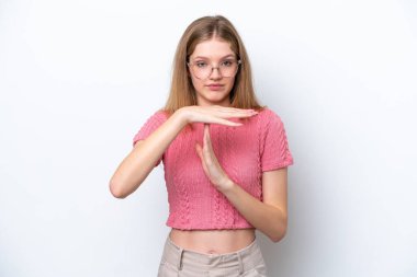 Beyaz arka planda izole edilmiş genç bir Rus kız zaman aşımı hareketi yapıyor.