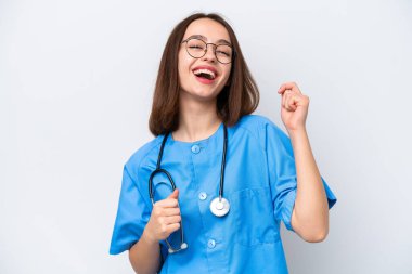 Genç hemşire Ukraynalı kadın beyaz arka planda izole edilmiş zaferi kutluyor.