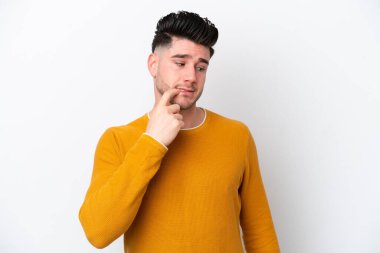 Beyaz arka planda izole edilmiş genç beyaz adam gergin ve korkmuş.