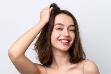 Genç Ukraynalı kadın mutlu bir ifadeyle beyaz arka planda izole edilmiş. Portreyi kapat