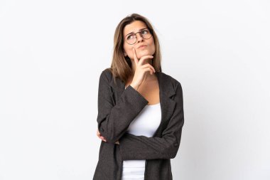 İş slovanı kadın beyaz arka planda izole ederken şüpheleri var