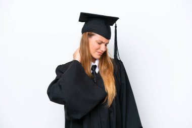 Beyaz arka planda boynu ağrıyan beyaz bir üniversite mezunu kadın.