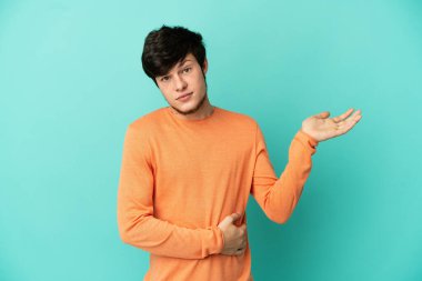 Mavi arka planda mahsur kalmış genç bir Rus adamın şüpheleri var.