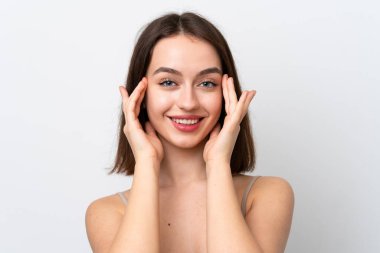 Beyaz arka planda izole edilmiş genç Ukraynalı kadın. Portre