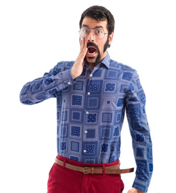 Sürpriz bir jest yapan vintage genç erkek