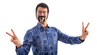 Vintage genç adam zafer jest yapma