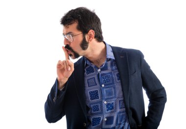 Vintage genç adam sessizlik jest yapma