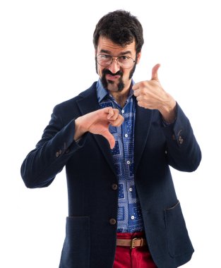 İyi-kötü işaret yapma vintage genç adam