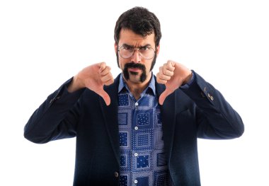 Vintage genç adam kötü sinyal yapıyor