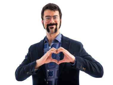 Vintage genç adam elleriyle bir kalp yapma