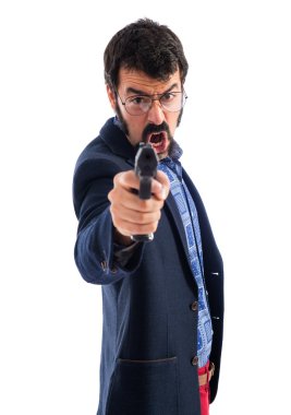 Bir tabanca ile çekim vintage genç adam