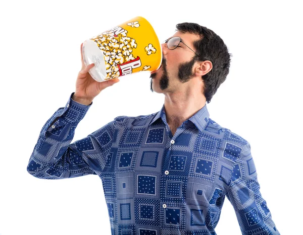 Junger Mann isst Popcorn — Stockfoto