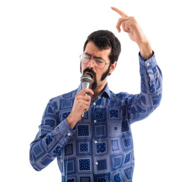 Mikrofonla şarkı vintage genç adam