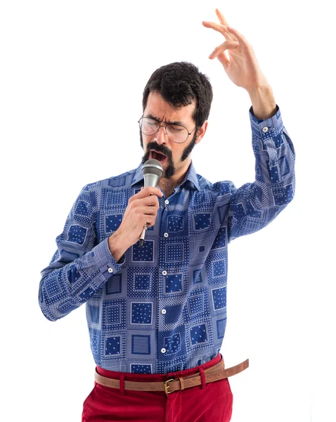 Mikrofonla şarkı vintage genç adam