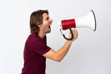 Beyaz arka planda izole edilmiş genç yakışıklı bir adam megafondan bağırarak bir şey anons ediyor.