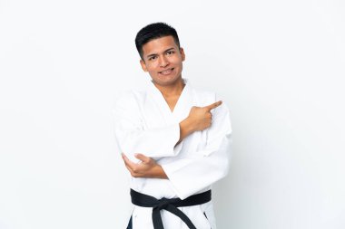 Genç Ekvadorlu adam beyaz arka planda izole edilmiş bir şekilde karate yapıyor.