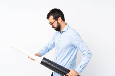 İzole edilmiş beyaz arka planda sakallı genç bir mimar.