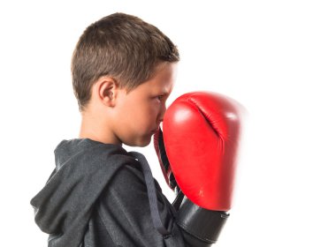 Boks eldivenli çocuk.