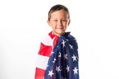 Bir Amerikan bayrağı tutan çocuk