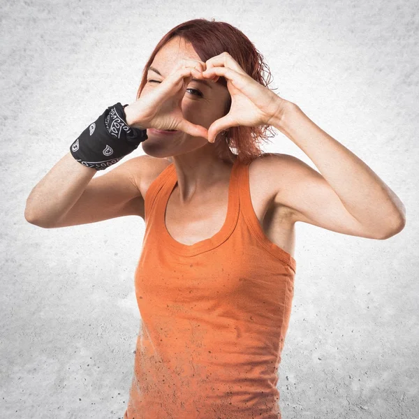 Frau macht mit ihren Händen ein Herz — Stockfoto