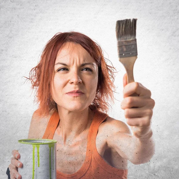 Mulher segurando um pote de tinta — Fotografia de Stock