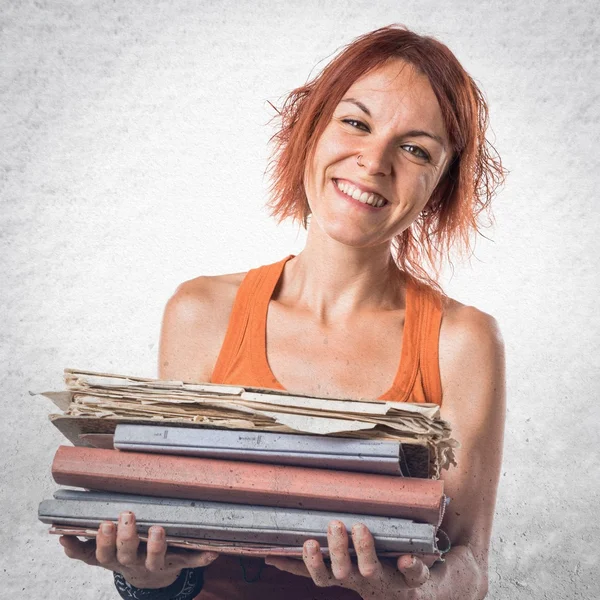 Mulher segurando várias notas da faculdade — Fotografia de Stock