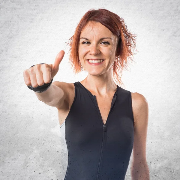 Mujer con pulgar hacia arriba — Foto de Stock