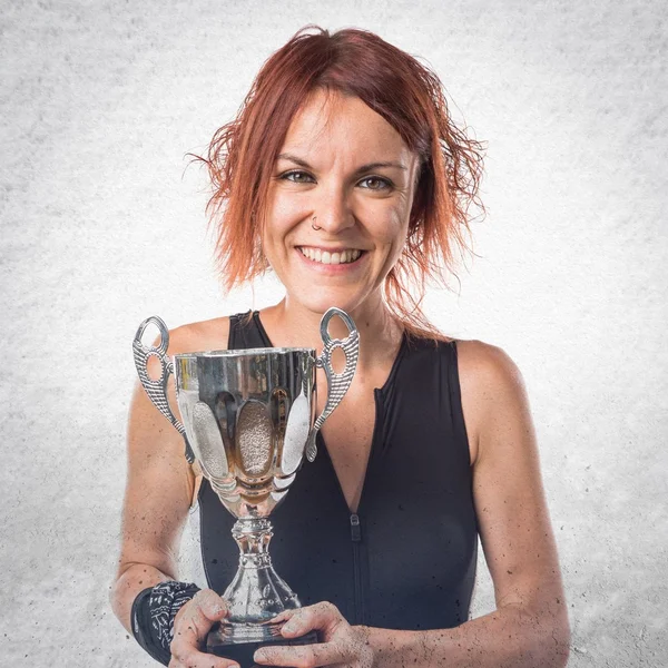 Vrouw met een trofee — Stockfoto