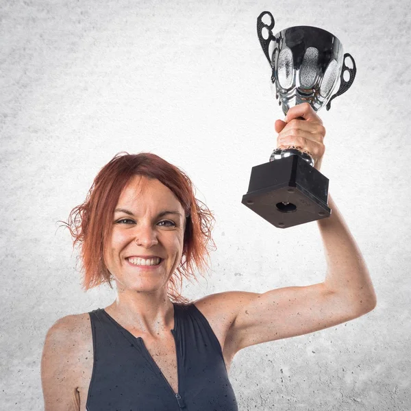 Mujer sosteniendo un trofeo — Foto de Stock