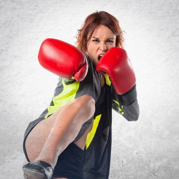 Vrouw met bokshandschoenen — Stockfoto