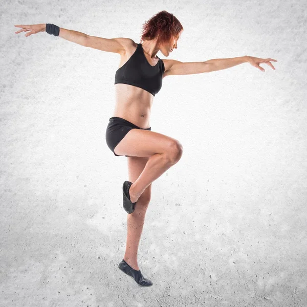 Bailarina dançando sobre cinza — Fotografia de Stock