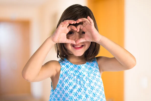 Ragazza che fa un cuore con le mani — Foto Stock